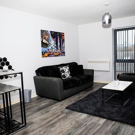 Stylish Two-Bedroom Salford Quays Apartment マンチェスター エクステリア 写真