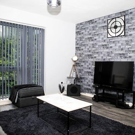 Stylish Two-Bedroom Salford Quays Apartment マンチェスター エクステリア 写真