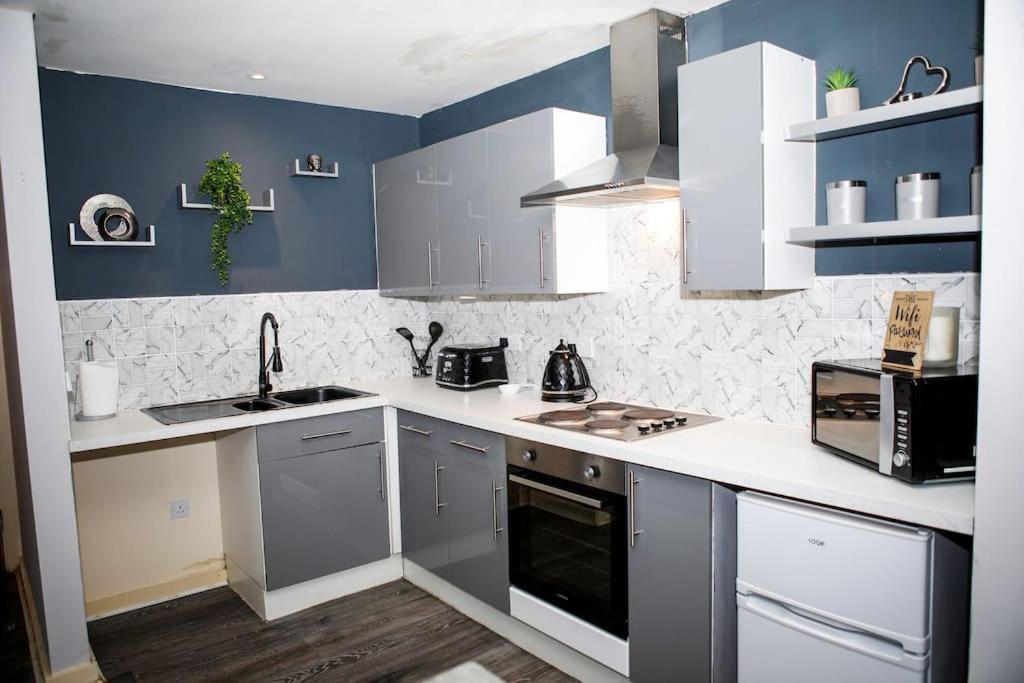 Stylish Two-Bedroom Salford Quays Apartment マンチェスター エクステリア 写真