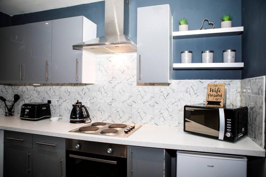 Stylish Two-Bedroom Salford Quays Apartment マンチェスター エクステリア 写真
