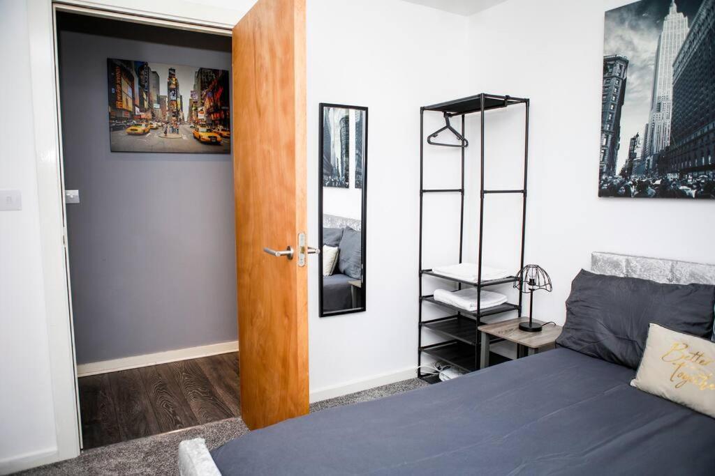 Stylish Two-Bedroom Salford Quays Apartment マンチェスター エクステリア 写真