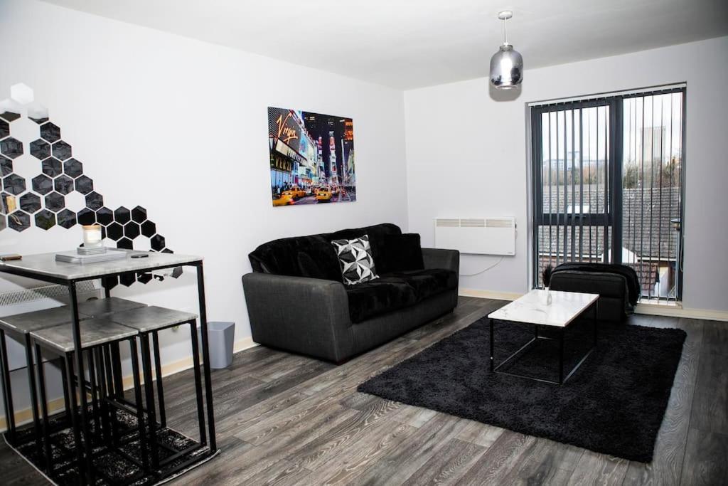 Stylish Two-Bedroom Salford Quays Apartment マンチェスター エクステリア 写真