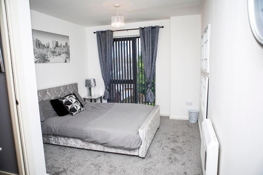 Stylish Two-Bedroom Salford Quays Apartment マンチェスター エクステリア 写真