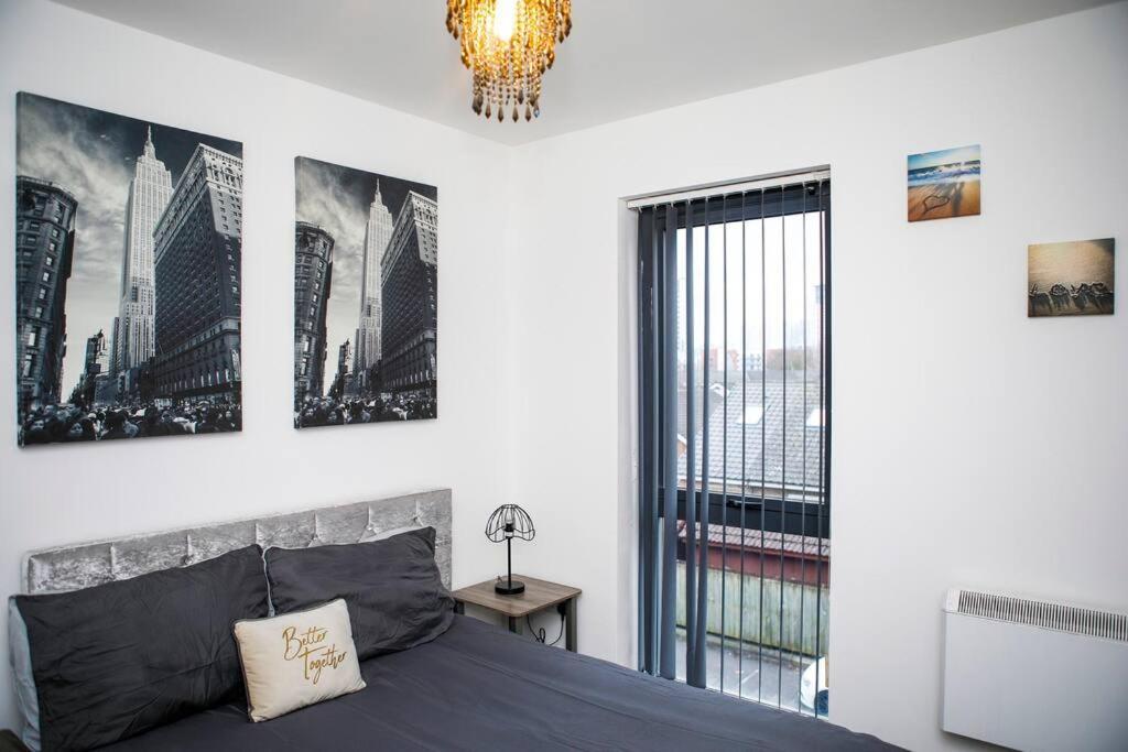 Stylish Two-Bedroom Salford Quays Apartment マンチェスター エクステリア 写真