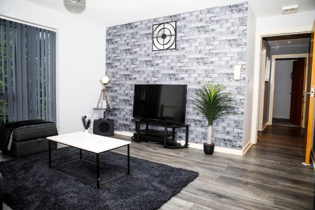 Stylish Two-Bedroom Salford Quays Apartment マンチェスター エクステリア 写真