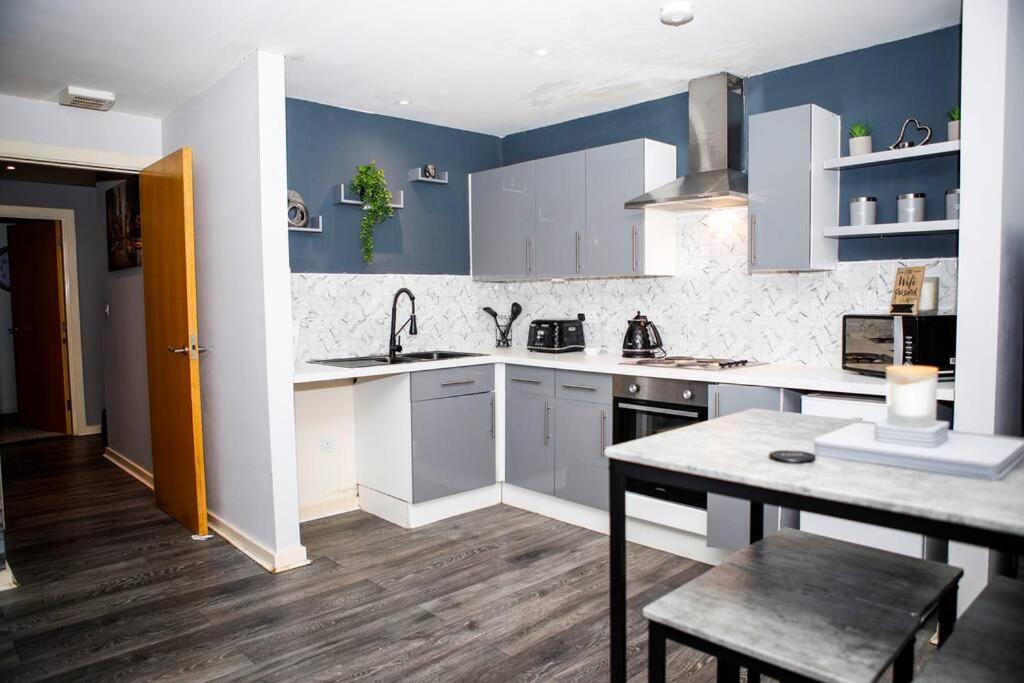 Stylish Two-Bedroom Salford Quays Apartment マンチェスター エクステリア 写真