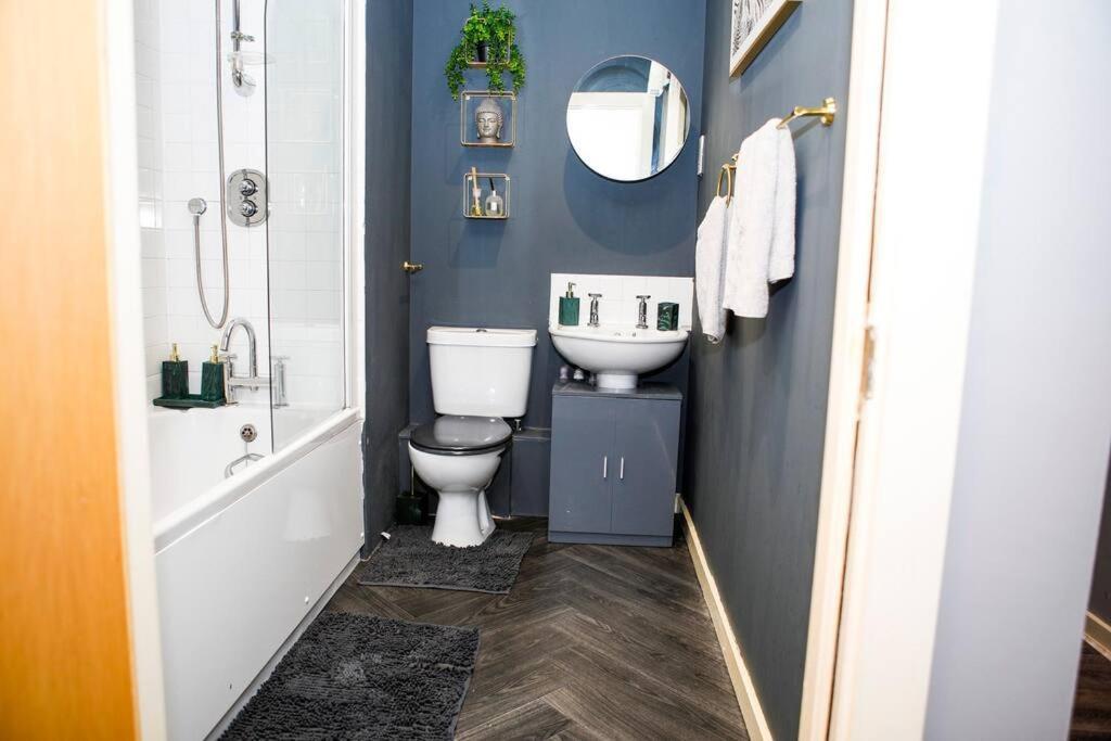 Stylish Two-Bedroom Salford Quays Apartment マンチェスター エクステリア 写真