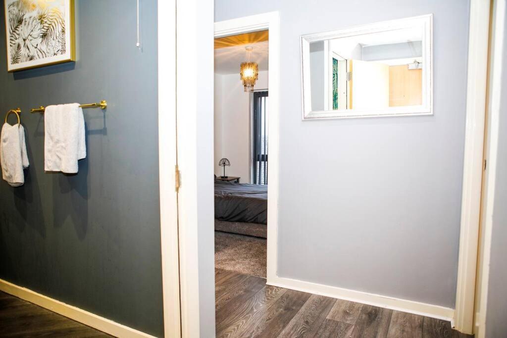 Stylish Two-Bedroom Salford Quays Apartment マンチェスター エクステリア 写真