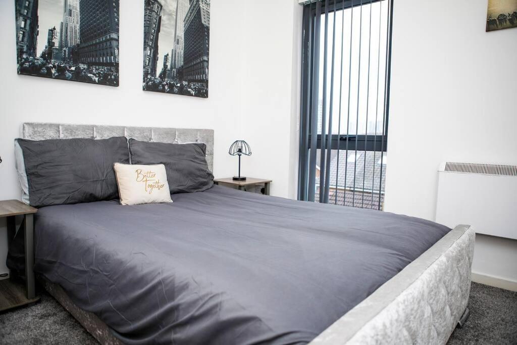 Stylish Two-Bedroom Salford Quays Apartment マンチェスター エクステリア 写真