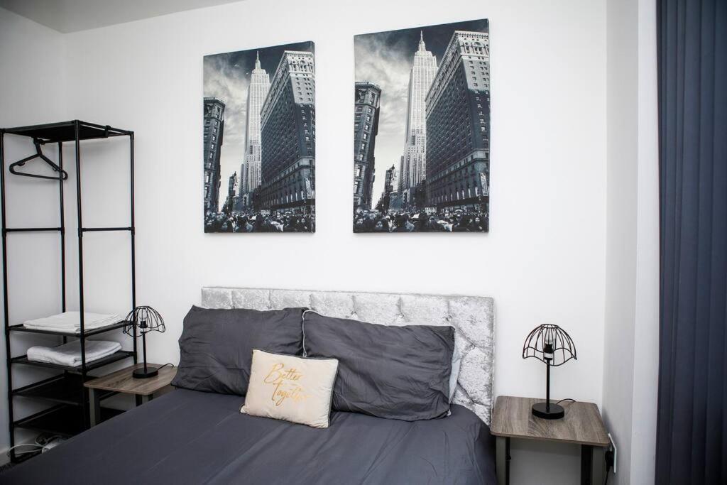 Stylish Two-Bedroom Salford Quays Apartment マンチェスター エクステリア 写真