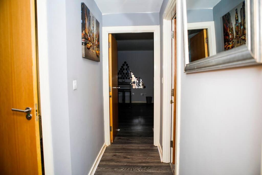 Stylish Two-Bedroom Salford Quays Apartment マンチェスター エクステリア 写真