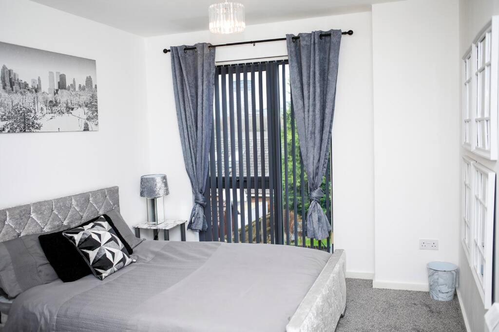 Stylish Two-Bedroom Salford Quays Apartment マンチェスター エクステリア 写真