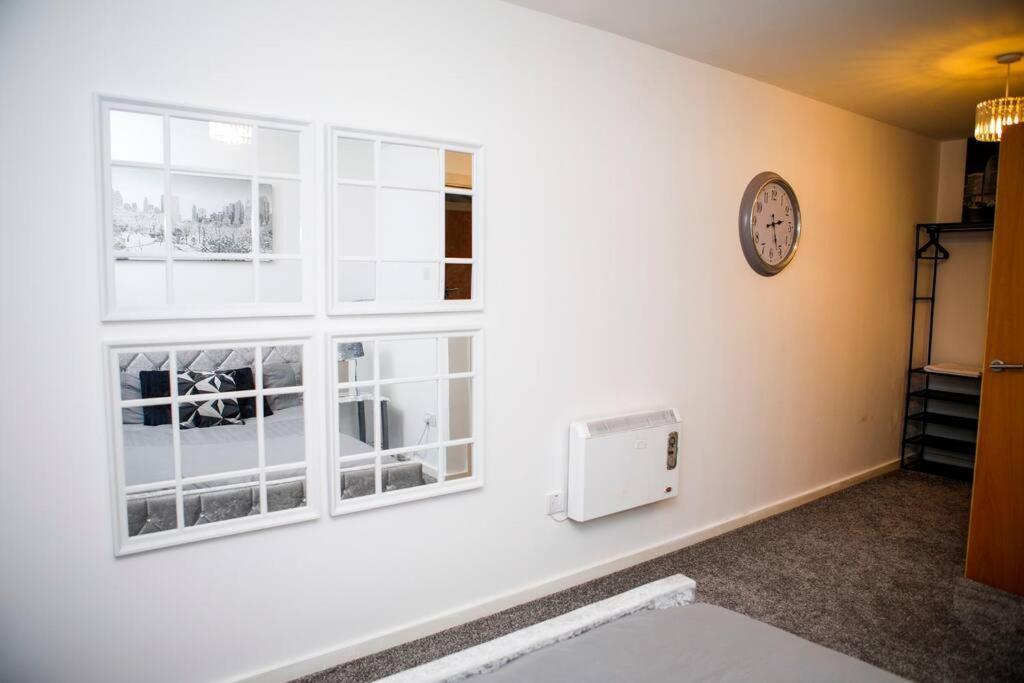 Stylish Two-Bedroom Salford Quays Apartment マンチェスター エクステリア 写真