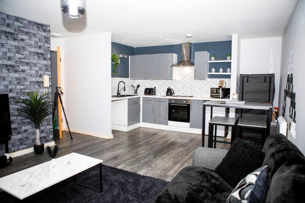 Stylish Two-Bedroom Salford Quays Apartment マンチェスター エクステリア 写真