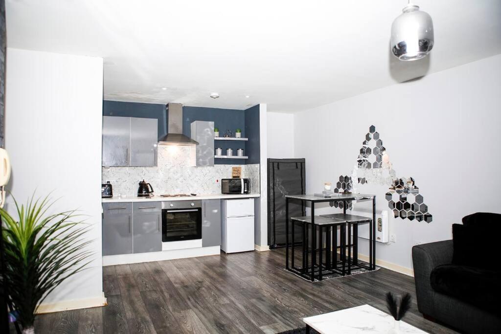Stylish Two-Bedroom Salford Quays Apartment マンチェスター エクステリア 写真