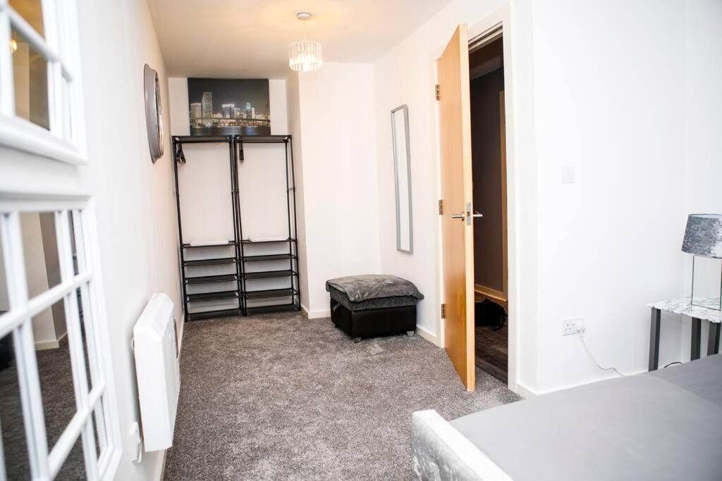 Stylish Two-Bedroom Salford Quays Apartment マンチェスター エクステリア 写真