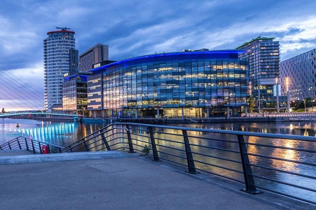 Stylish Two-Bedroom Salford Quays Apartment マンチェスター エクステリア 写真