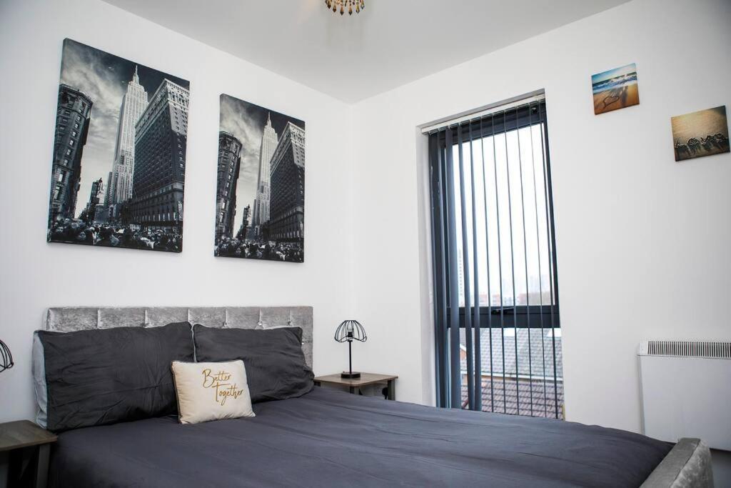 Stylish Two-Bedroom Salford Quays Apartment マンチェスター エクステリア 写真
