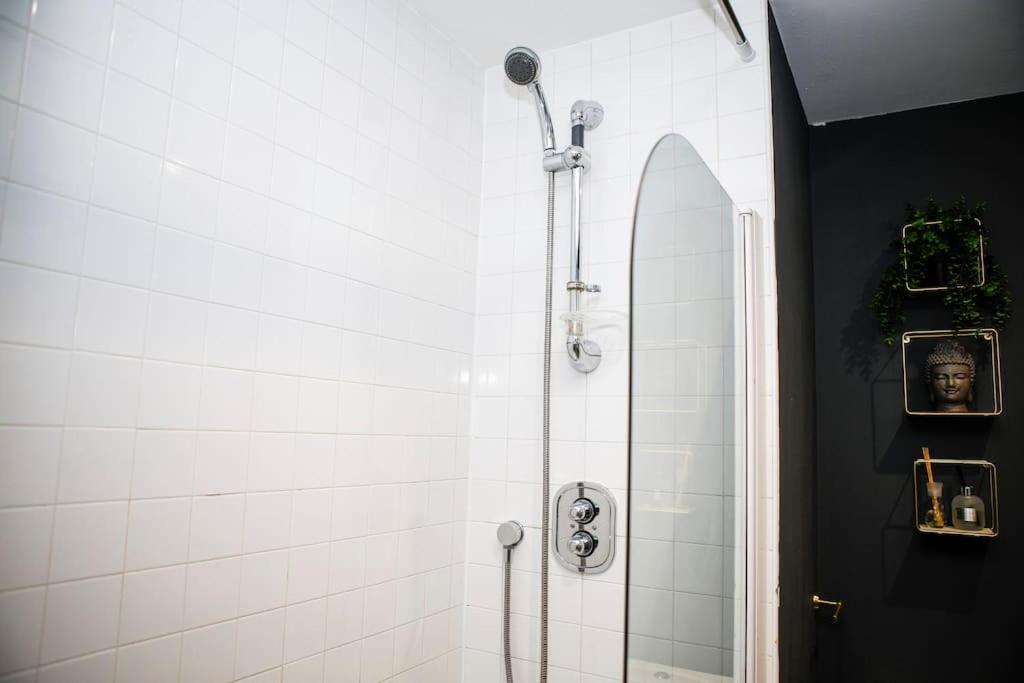 Stylish Two-Bedroom Salford Quays Apartment マンチェスター エクステリア 写真