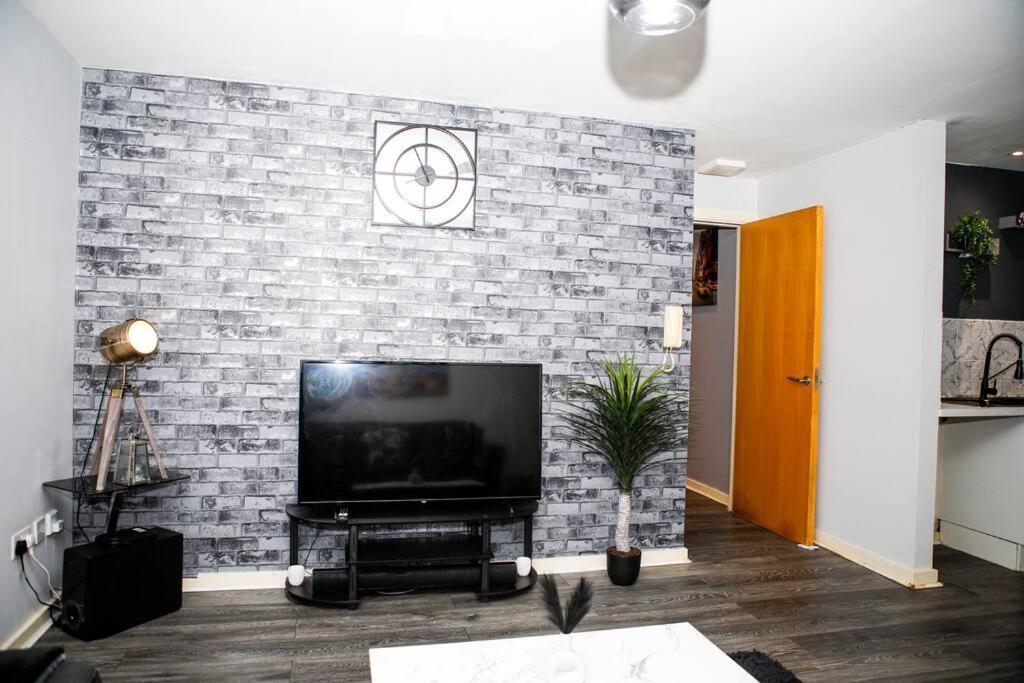 Stylish Two-Bedroom Salford Quays Apartment マンチェスター エクステリア 写真