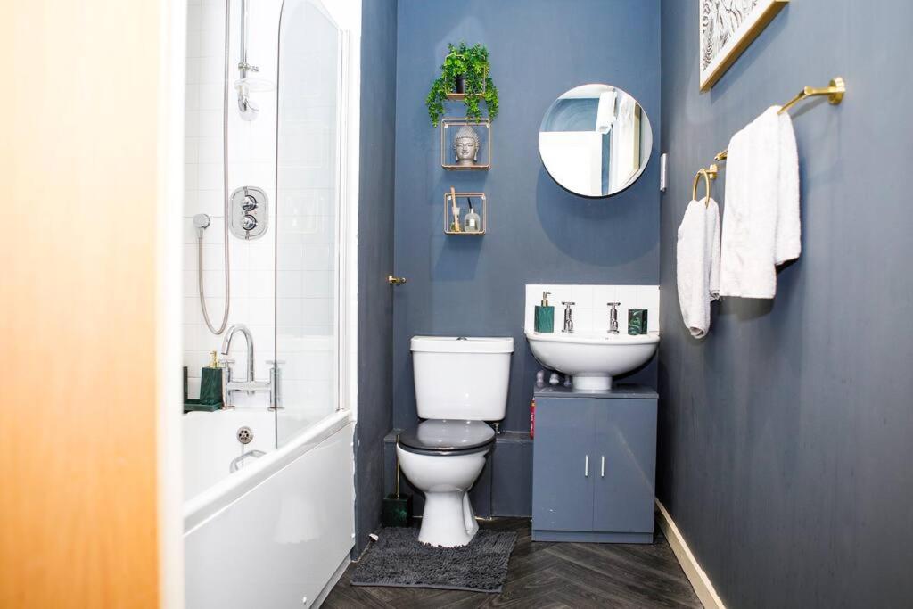 Stylish Two-Bedroom Salford Quays Apartment マンチェスター エクステリア 写真