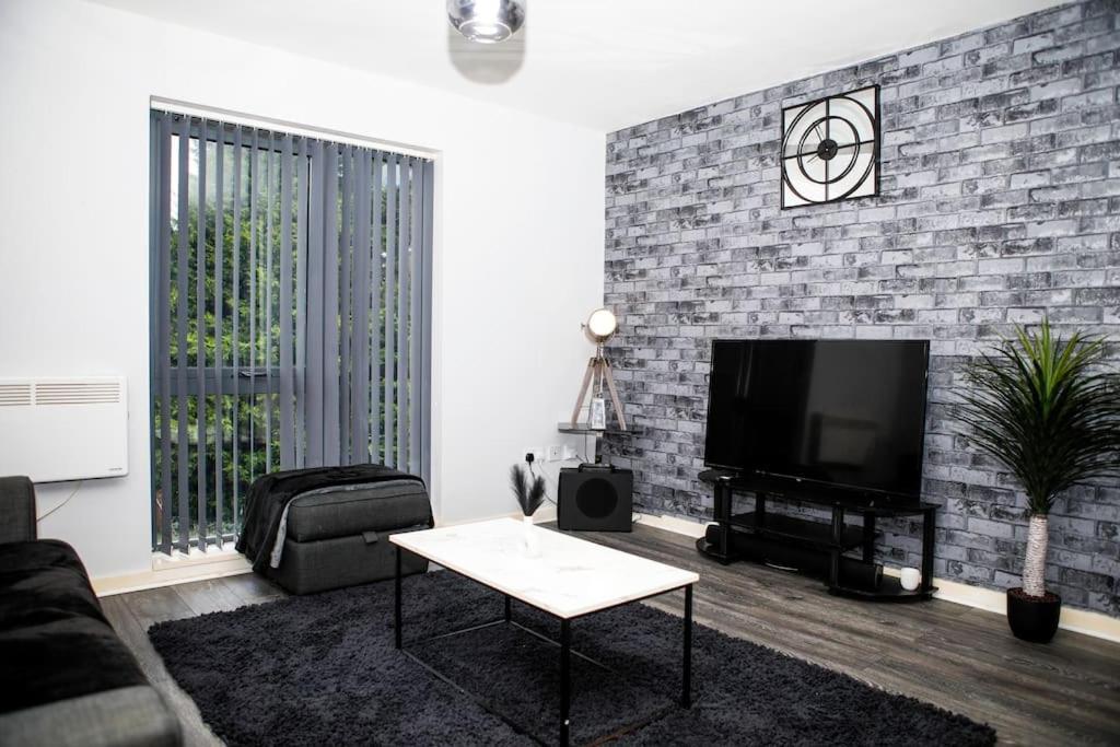 Stylish Two-Bedroom Salford Quays Apartment マンチェスター エクステリア 写真